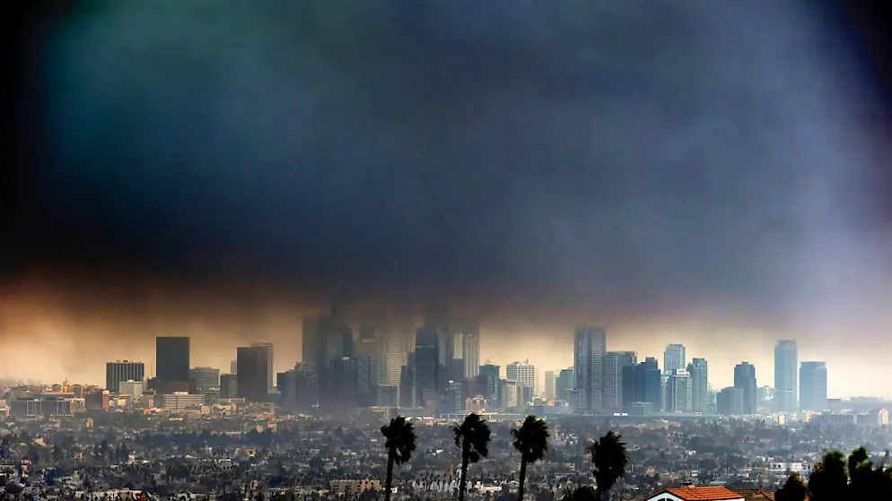 Dichter Rauch von Waldbränden umhüllt die Innenstadt. Foto: Richard Vogel/AP/dpa