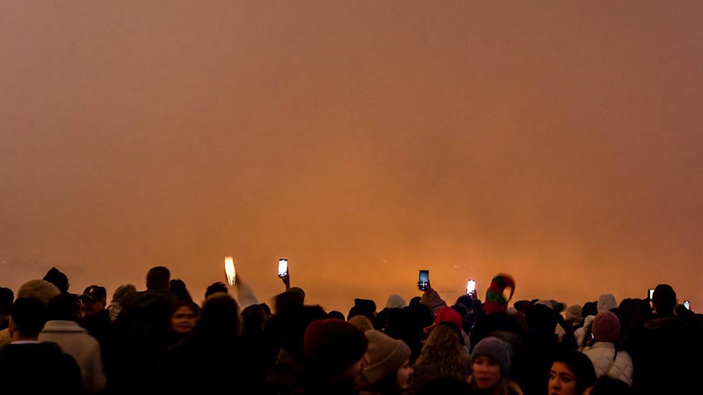 "Ooh" und "Aaah" waren am diesjährigen Silvester-Feuerwerk am Zürcher Seebecken keine zu hören. Dichter Nebel versperrte nämlich die Sicht. Die Grünen regen nun an, das Feuerwerk abzusagen, wenn es ohnehin unsichtbar ist. (Archivbild)