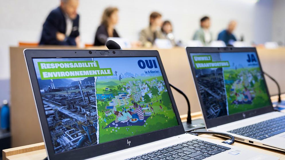 Vertreterinnen und Vertreter von Jungen Grünen, Grünen, SP, Uniterre und der Wissenschaft lancieren in Bern die Kampagne für ein Ja zur Umweltverantwortungsinitiative.