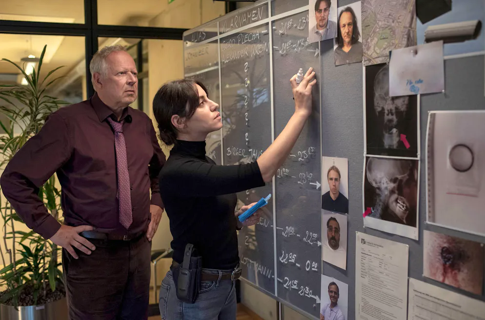 «Tatort» im Check: «Borowski und das hungrige Herz». Wie könnte Andrea gestorben sein? Hat sie einer ihrer Erotik-Gäste getötet und wenn ja, welcher von ihnen?  Mila Sahin (Almila Bagriacik) und Klaus Borowski (Axel Milberg) versuchen, den Fall zu sortieren.