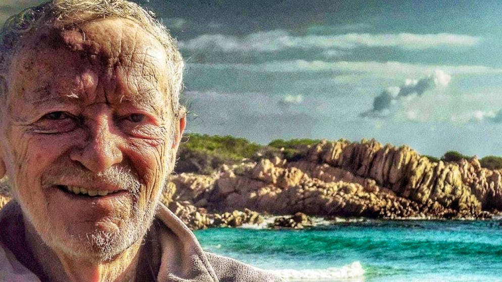 L'ermite italien Mauro Morandi sur la plage. Il est désormais décédé à l'âge de 85 ans.