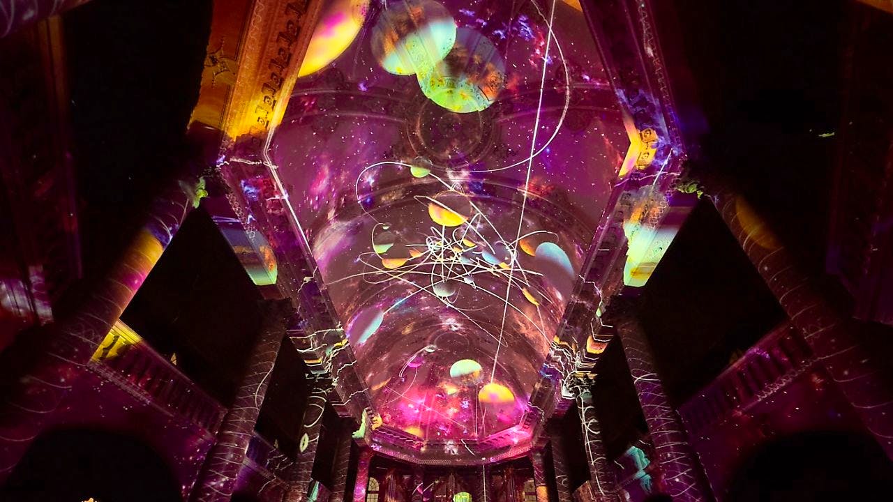 Lichtinstallation. Berner Heiliggeistkirche beherbergt Lichtspektakel