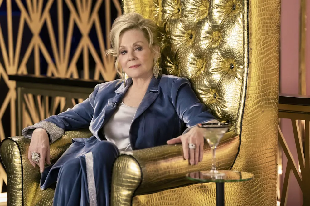 Luftnotstand und Drehverbote: Die Brände zwingen Hollywood in die Knie. Jean Smart von der Serie «Hacks» kann auch nicht zur Arbeit erscheinen. Das viel ausgezeichnete Dramedy kann momentan nicht weiter gedreht werden.