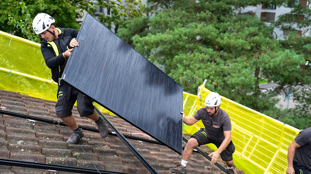 Mehr Solaranlagen auf Berner Dächern und an Fassaden. Das verlangt eine Initiative, über die am 9. Februar abgestimmt wird. (Symbolbild)