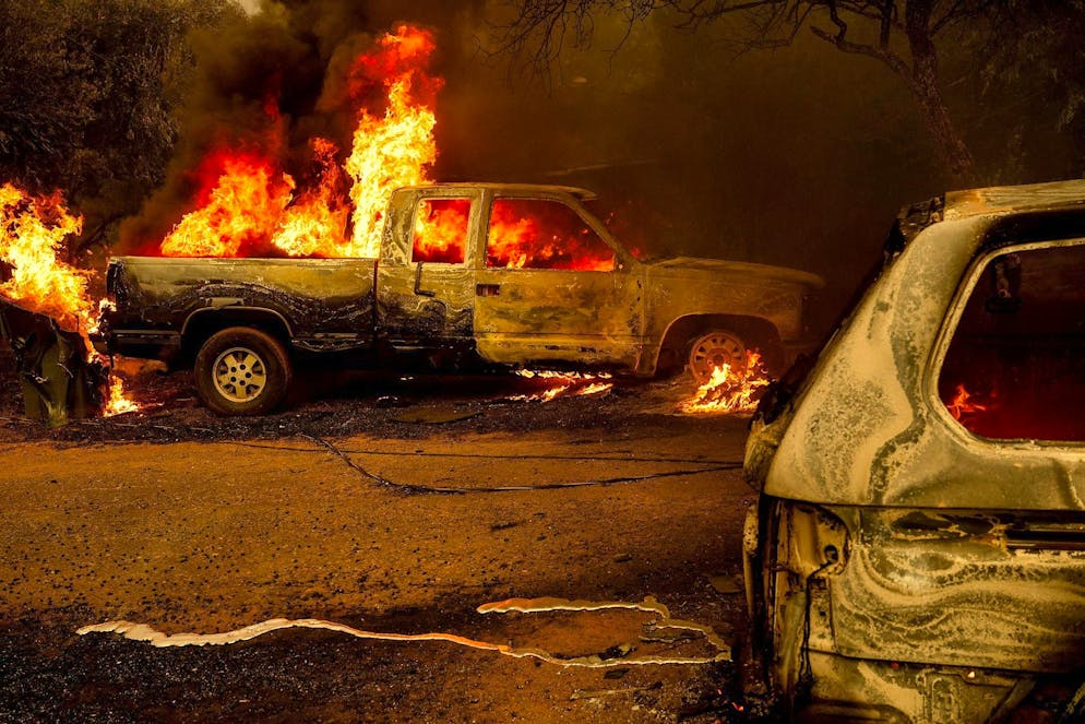 Wildfires in California: Thousands evacuated - Gallery. Burning vehicles during the Thompson Fire
