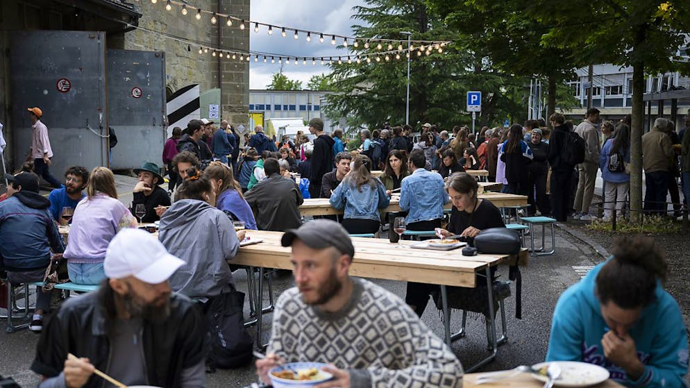 Wiederverwendbares Geschirr ist seit 2013 Pflicht für Veranstaltungen auf öffentlichem Grund, bei denen Speisen und Getränke verkauft werden. (Archivbild)