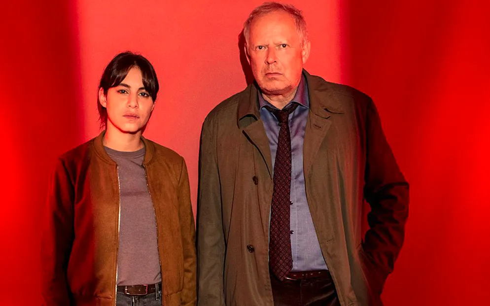 «Tatort» im Check: «Borowski und das hungrige Herz». Mila Sahin (Almila Bagriacik) und Klaus Borowski (Axel Milberg) begutachten im «Tatort: Borowski und das hungrige Herz die Wohnung» des Opfers. Die Versicherungsangestellte feierte in ihrer Wohnung regelmässig Erotikpartys. Nachbarn hielten sie für eine Prostituierte. Dabei ging es doch nur um Gruppensex mit Gleichgesinnten.