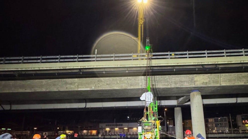 Die Bergung eines in den Luganersee gefallenen Bohrgeräts dauerte mehrere Stunden.