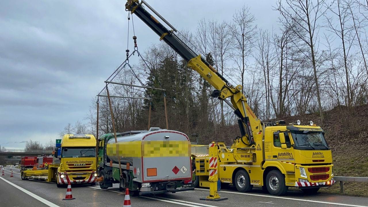 Unfall. Auto kracht in Steinach SG in einen entgegenkommenden Tanklastwagen