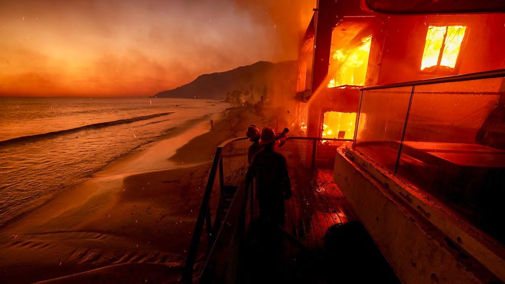 Scenario apocalittico. Los Angeles ancora in fiamme: lambita la scritta «Hollywood» e devastato il Sunset Boulevard