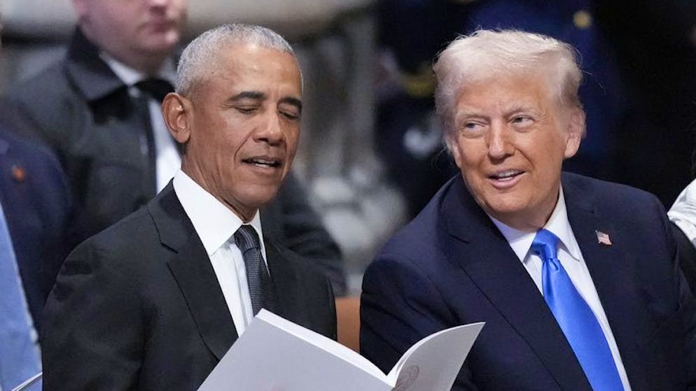 Barack Obama und Donald Trump sassen bei der Trauerfeier von Ex-US-Präsident Jimmy Carter nebeneinander.