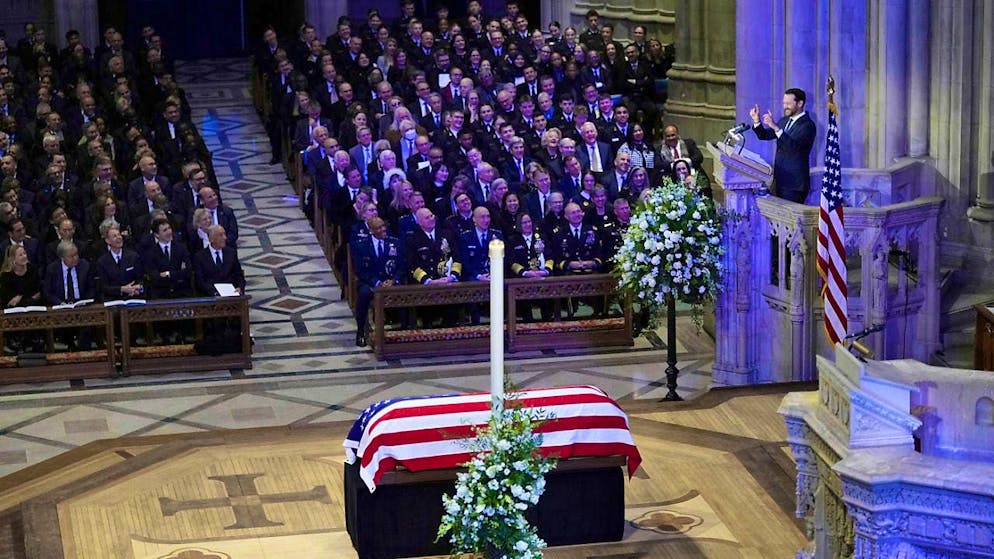 Il nipote Jason Carter ha tenuto un discorso accanto alla bara dell'ex Presidente degli Stati Uniti Jimmy Carter, che era avvolta da una bandiera statunitense.