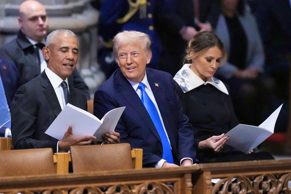 Barack Obama e Donald Trump si sono seduti l'uno accanto all'altro durante le esequie dell'ex presidente degli Stati Uniti Jimmy Carter.