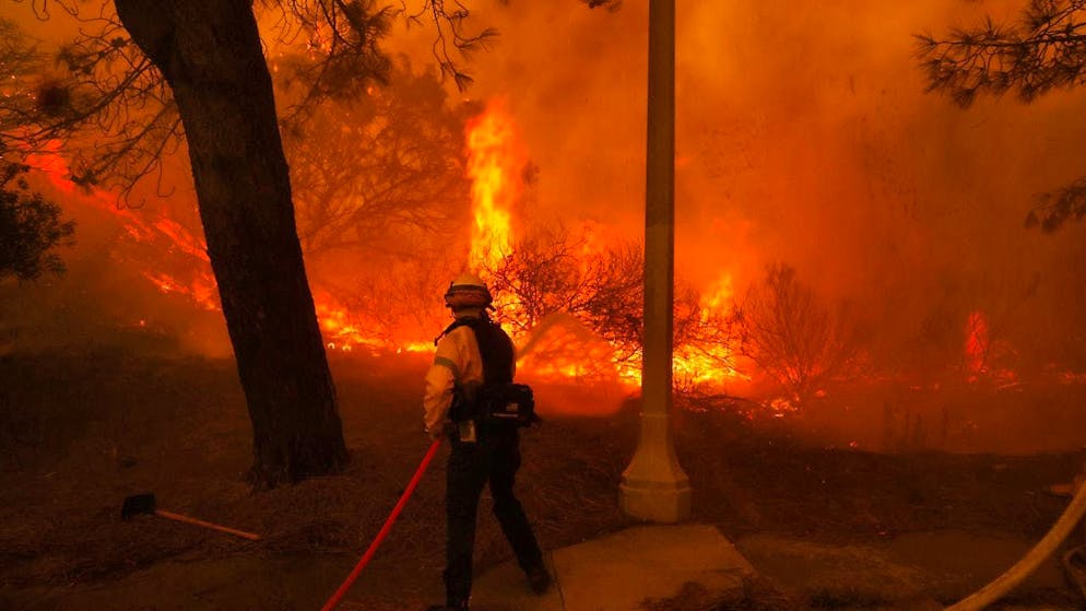 A firefighter battles the spreading Palisades Fire in the Pacific Palisades neighborhood of Los Angeles. Photo: Etienne Laurent/FR172066 AP/AP/dpa
