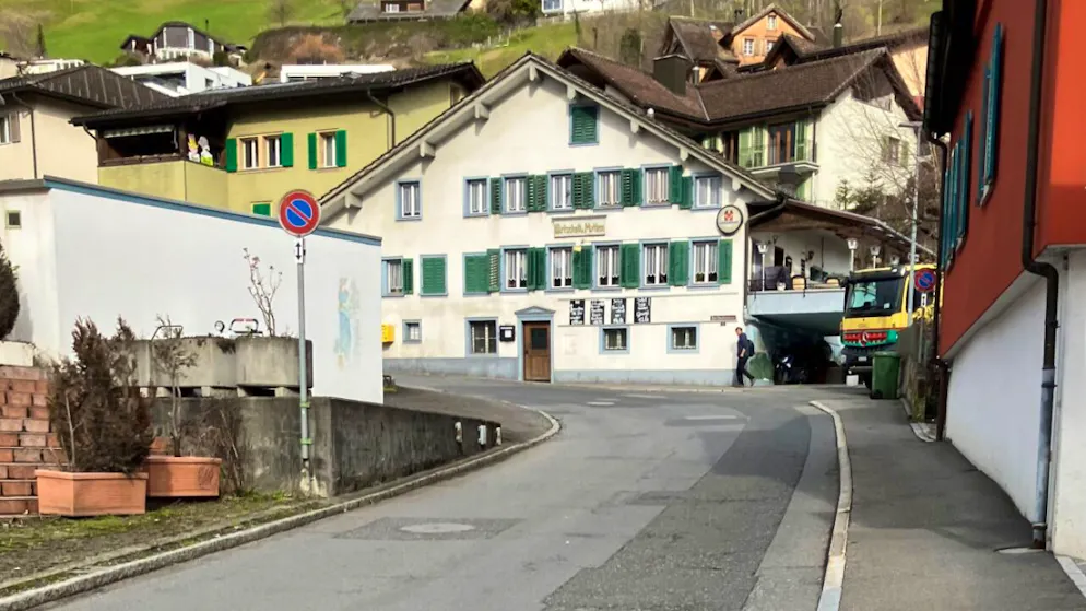 Die Dorfbachstrasse in der Gemeinde Schwyz muss während zwei Jahren saniert werden.