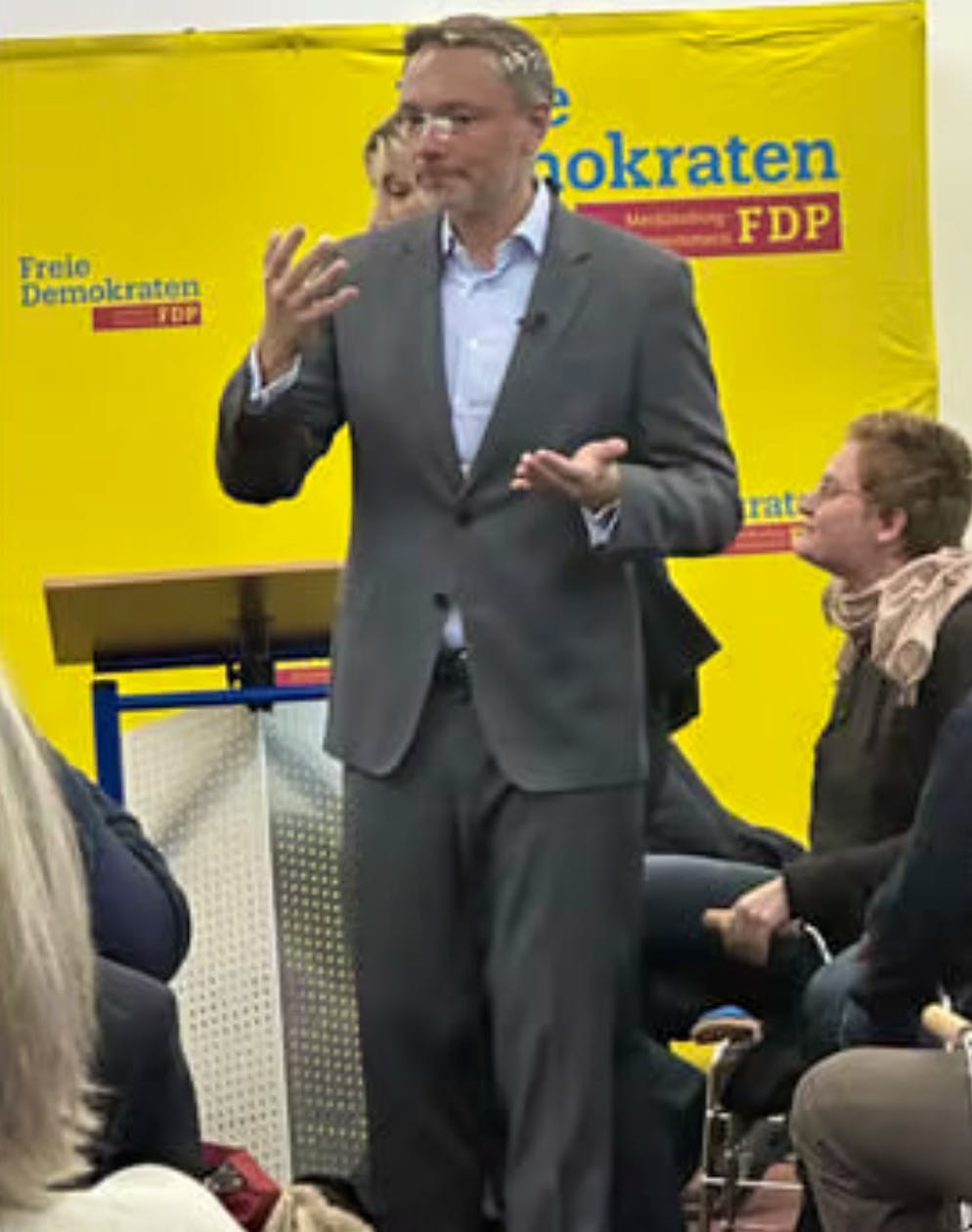 Bei seiner Wahlkampfrede wird Christian Lindner mit einer Torte beworfen. Er bleibt cool und beendet die Rede.