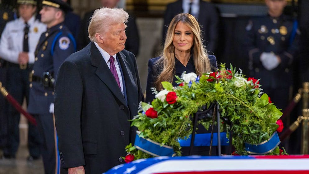Donald Trump und seine Frau Melania haben dem verstorbenen ehemaligen US-Präsidenten Jimmy Carter die letzte Ehre erwiesen. (09. Januar 2024)