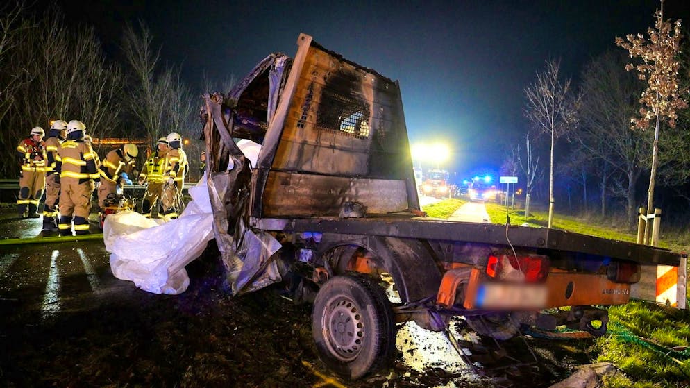 Five men die in head-on crash west of Bremen - Gallery. A truck driver and all four occupants of a tradesman's vehicle were killed in the accident.