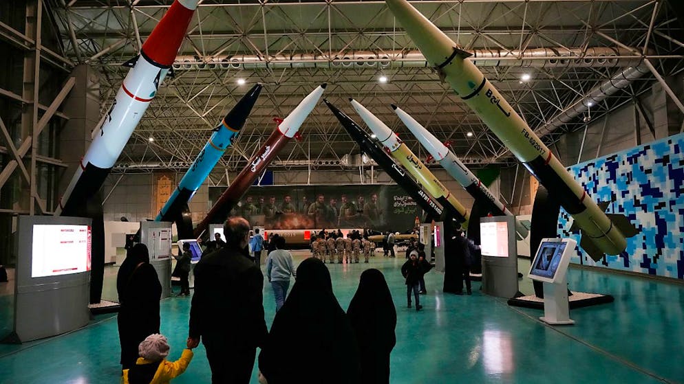 ARCHIV - Menschen besuchen den Nationalen Luft- und Raumfahrtpark der Revolutionsgarde in der Nähe der iranischen Hauptstadt. Foto: Vahid Salemi/AP/dpa