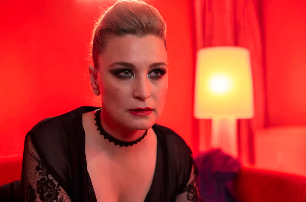 «Tatort» im Check: «Borowski und das hungrige Herz». Zu Anfang des Krimis lernt man Andrea Gonzor (Anna König) kennen, die sich auf eine Erotikparty vorbereitet. Die Frau, die sonst in einem bürgerlichen Beruf arbeitet, hat ihre Wohnung dazu in einen Lustspiel-Tempel verwandelt.