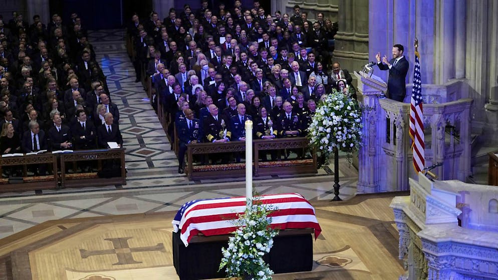 Enkel Jason Carter hielt eine Ansprache neben dem mit einer US-amerikanischen Flagge bedeckten Sarg des ehemaligen US-Präsidenten Jimmy Carter.