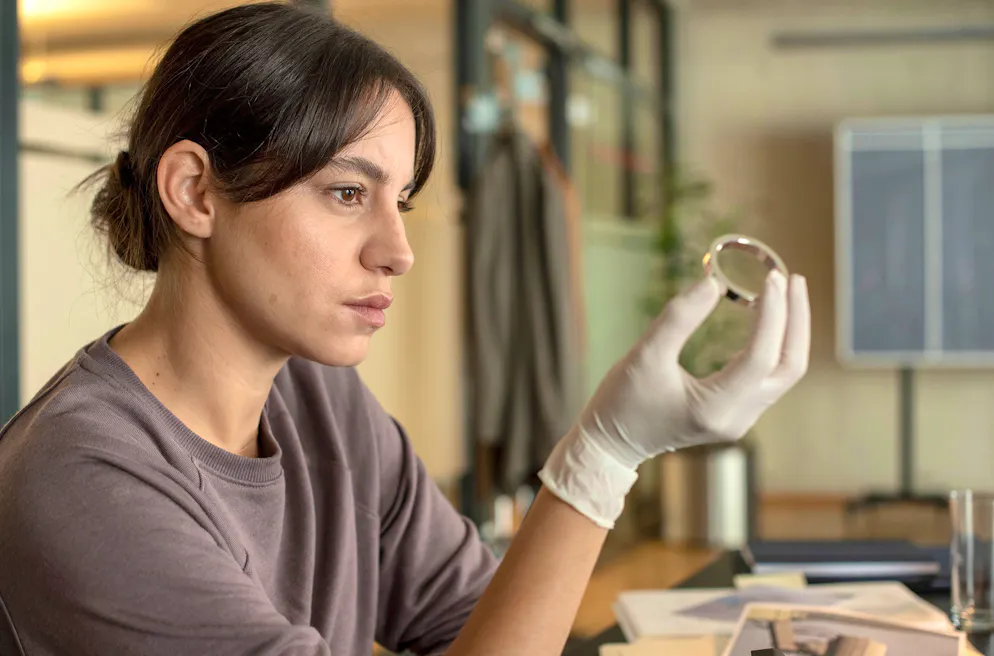 «Tatort» im Check: «Borowski und das hungrige Herz». Mila Sahin (Almila Bagriacik) untersucht ein Beweisstück aus dem Fetischgeschäft. Kann es ihr etwas über den Mord an Andrea Gonzor erzählen?