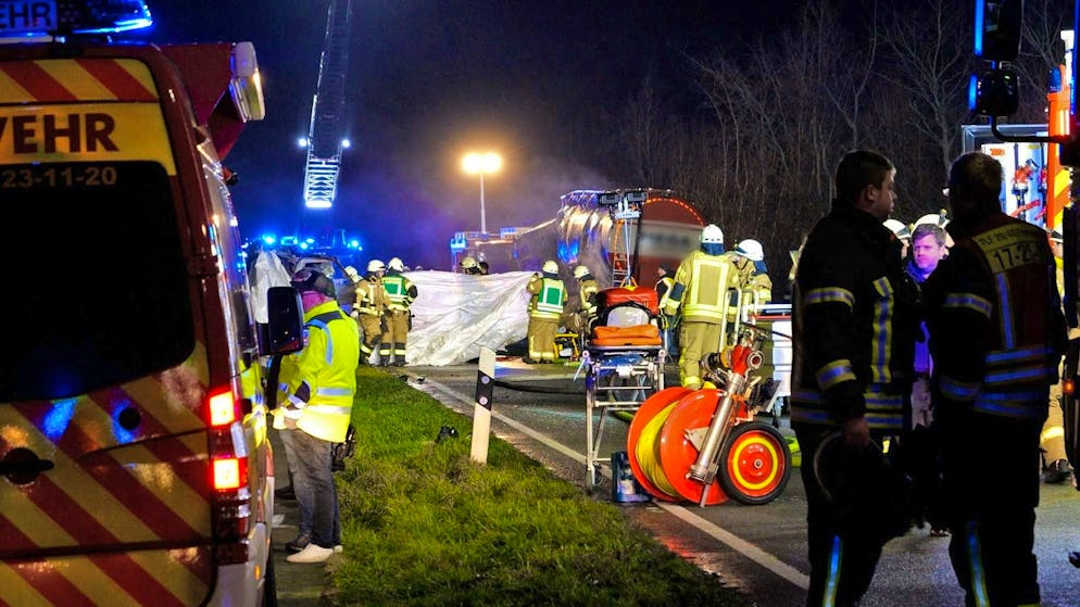 Five men die in head-on crash west of Bremen - Gallery. A large contingent of firefighters and rescue workers were deployed.
