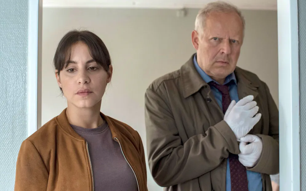 «Tatort» im Check: «Borowski und das hungrige Herz». Die Kommissare Mila Sahin (Almila Bagriacik) und Klaus Borowski (Axel Milberg) untersuchen den Tatort. Die 40-jährige Andrea Gonzor hatte in ihrer Wohnung zu einer Erotikparty eingeladen und Sex mit mehreren Männern. In derselben Nacht stirbt sie an einer Schussverletzung.
