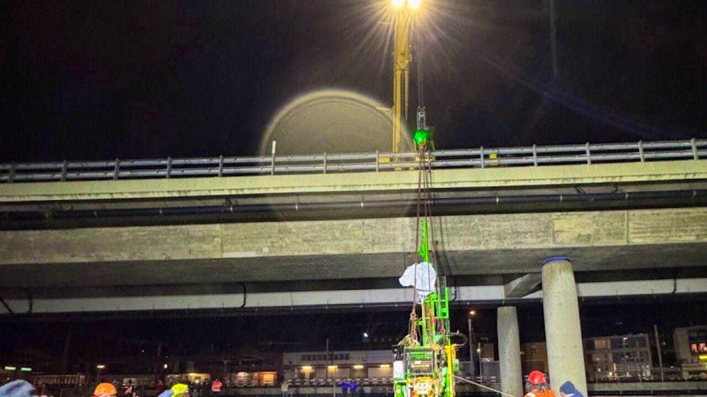 It took several hours to recover a drilling rig that had fallen into Lake Lugano.