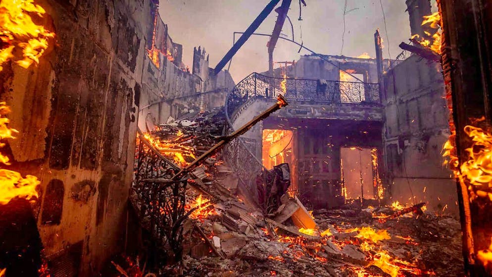 Wildfires in California: Thousands evacuated - Gallery. The Palisades Fire burns a residential building in the Pacific Palisades neighborhood of Los Angeles. Photo: Ethan Swope/FR171736 AP/dpa