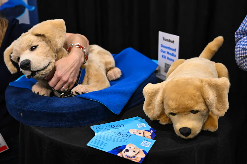 Tom Stevens a ainsi présenté Tombot au CES, un chien robot inspiré d'un chiot de la race Labrador Retriever, qui remue la queue, aboie et s'endort.