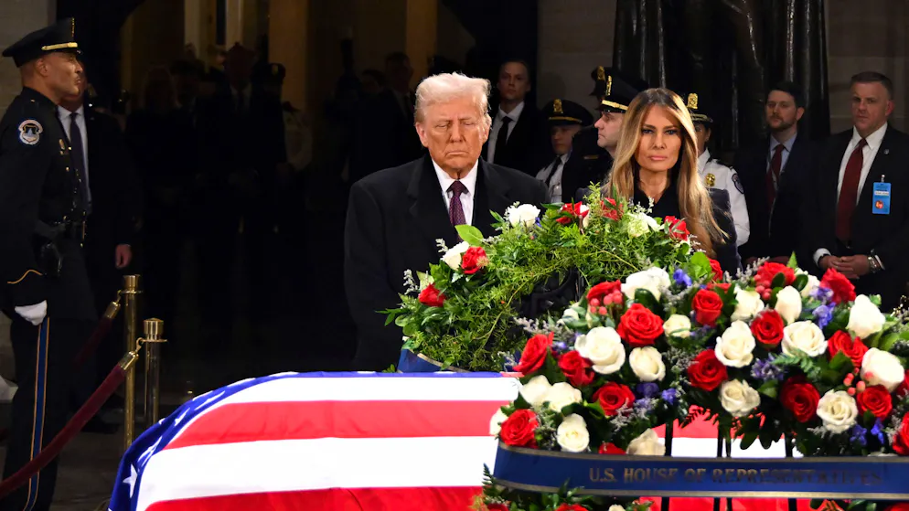 Der designierte US-Präsident Donald Trump mit seiner Frau Melania vor Jimmy Carters Sarg im Kapitol in Washington. (8. Januar 2025)