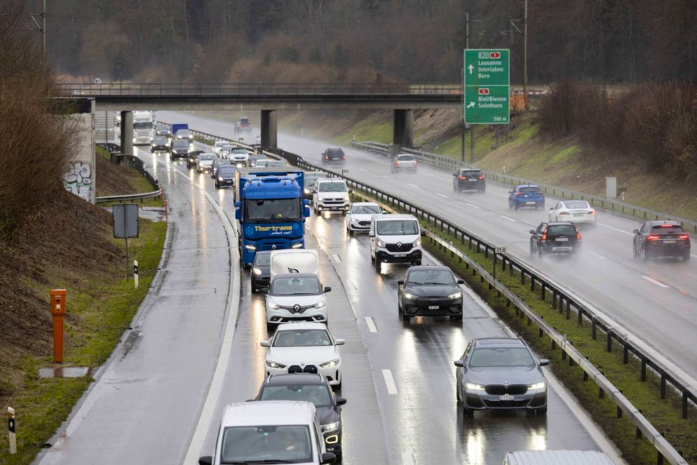 Im Jahr 2025 wird das Autofahren teurer. Auch Unterhalt und Wartungskosten steigen. (KEYSTONE/Peter Klaunzer)