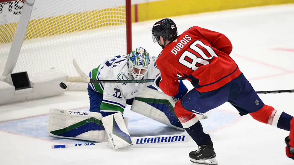 Pierre-Luc Dubois von den Washington Capitals erzielt das siegbringende Tor gegen die Vancouver Canucks