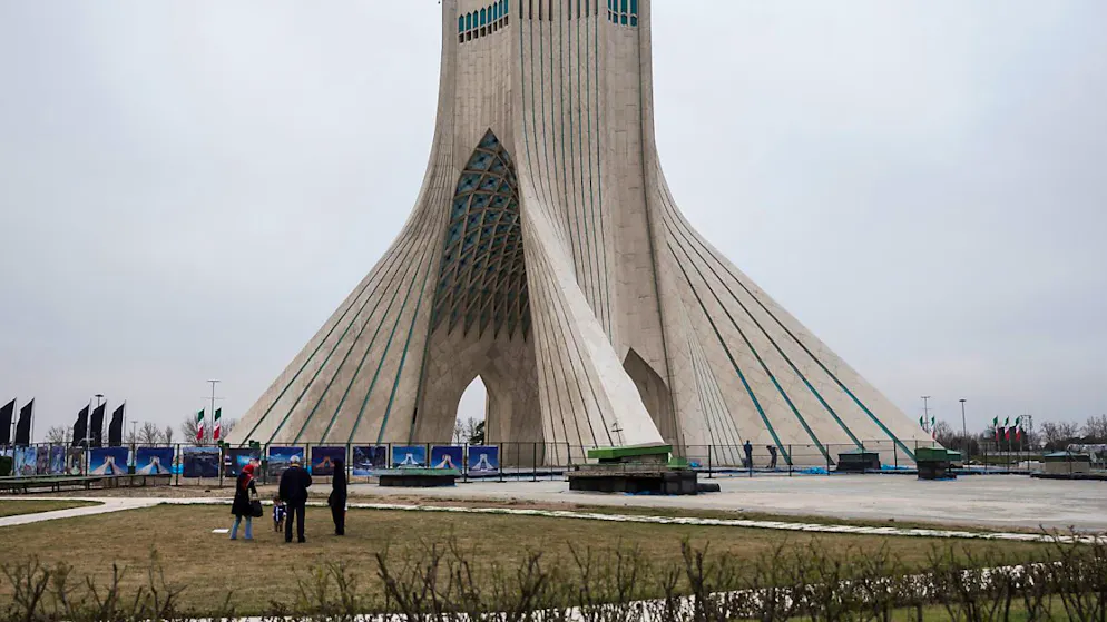 Die iranischen Staatsmedien beschuldigen den Schweizer Toten in einem Gefängnis des Landes der Spionage. (Archivbild mit Azadi-Monument oder Freiheits-Turm in Teheran)