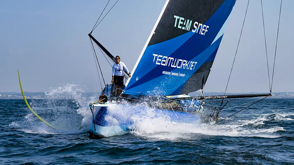 Seglerin Justine Mettraux wetteifert bis zum Schluss mit den Besten - Gallery. Auch die Boote der Imoca-Klasse segeln mit und auf Foils, wie links neben dem Boot zu sehen ist