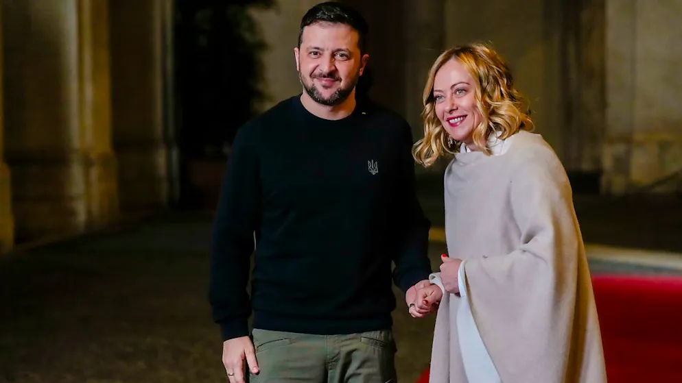 Der ukrainische Präsident Wolodymyr Selenskyj (l) wird von der italienischen Ministerpräsidentin Giorgia Meloni im Regierungssitz Chigi Palace empfangen. Foto: Gregorio Borgia/AP/dpa