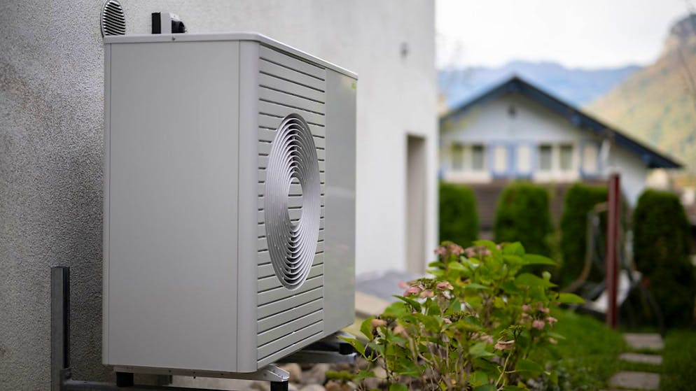 Eine Luft-Wasser-Wärmepumpe reduziert den Ausstoss von Treibhausgas. (Symbolbild)