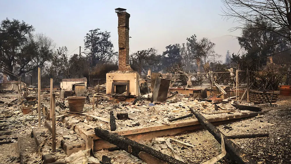 A Los Angeles, les principaux incendies toujours indomptés - Gallery. Il ne reste de cette maison construite en bois que la cheminée de pierre. Près de 2000 bâtiments ont été détruits par le feu.