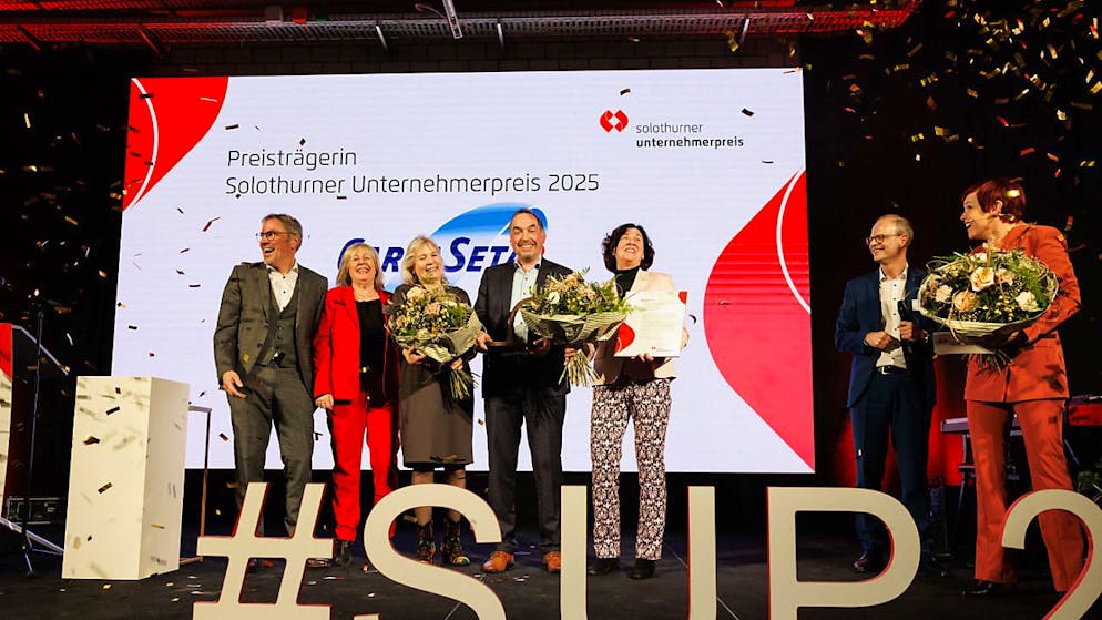 Die Vertreterinnen und Vertreter der Cartaseta AG freuen sich über den Solothurner Unternehmerpreis.