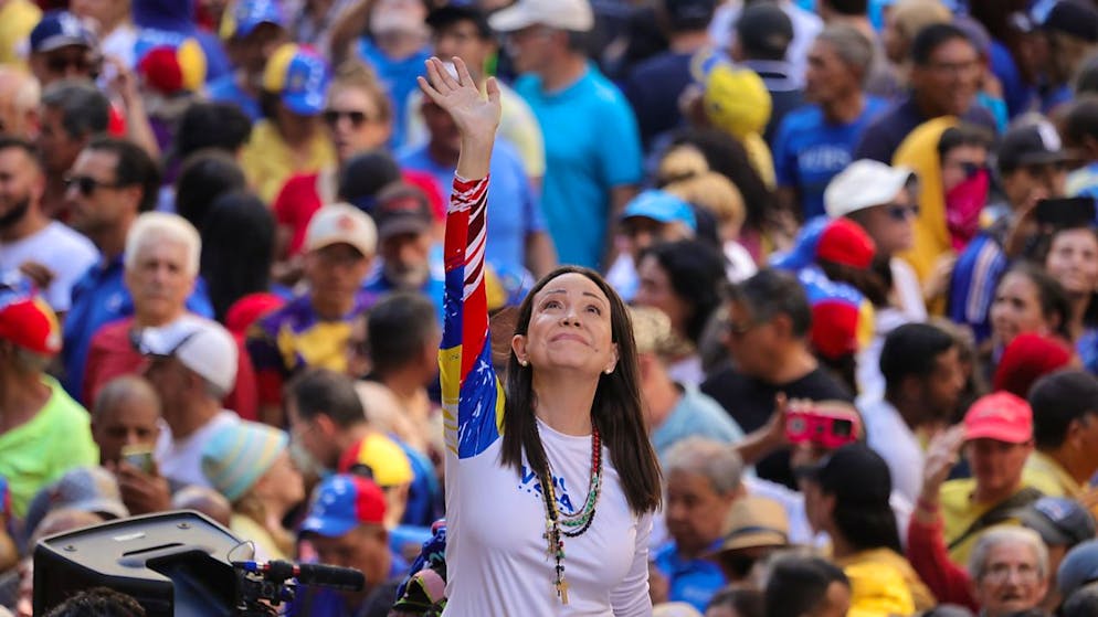 Die venezolanische Oppositionsführerin Maria Corina Machado führt eine Demonstration gegen die erneute Vereidigung des autoritären Präsidenten Maduro. Foto: Jesus Vargas/dpa