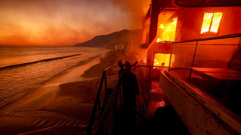 Inferno di fuoco a Los Angeles, migliaia di persona in fuga. Gli incendi non danno tregua a Los Angeles.