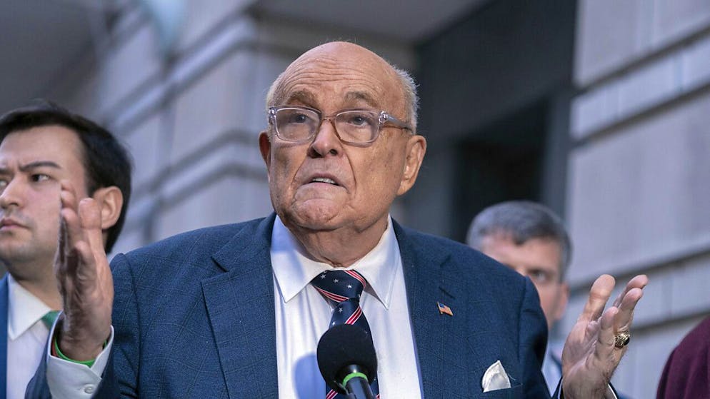 Rudy Giuliani affirme que la juge fédérale, "assoiffée de sang", "meurt d'envie" de le mettre en prison.