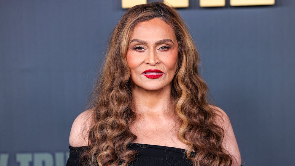 Inferno in Hollywood: Diese Promis verlieren ihre Häuser an die Flammen. «Ihre Oase» sei zerstört, schrieb Tina Knowles auf den Sozialen Medien. Die Mutter von Beyoncé und Solange trauert, dankt jedoch den vielen Helfer*innen in dieser Krisenzeit.