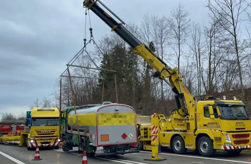 Bergung des Lastwagens mit einem Spezialkran.