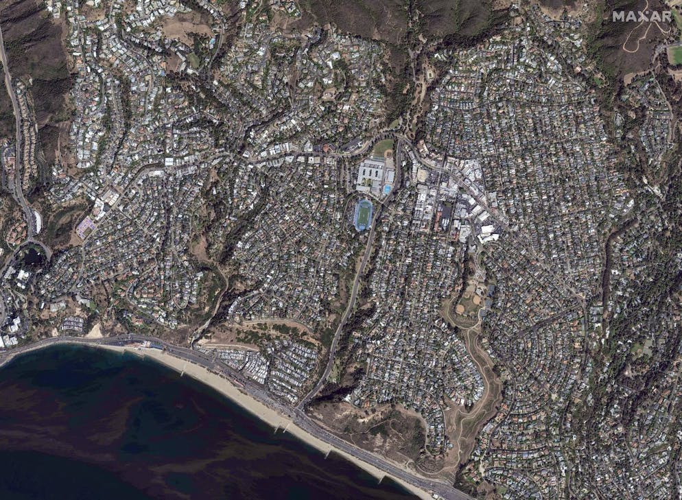 Vues du ciel Los Angeles. Cette image satellite fournie par Maxar Technologies montre une vue d'ensemble des maisons avant l'incendie de Palisades dans le quartier de Pacific Palisades à Los Angeles, le 20 octobre 2024. (Maxar Technologies via AP)