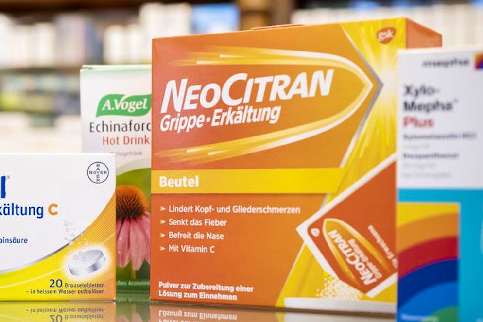 Neocitran und andere Kombipräparate gegen Erkärltungen enthalten Phenylephrin, das Schleimhäute abschwellen lassen soll. Das tut dieser Wirkstoff aber nicht.
