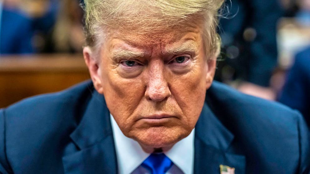 ARCHIV - Der ehemalige US-Präsident Donald Trump erscheint im Strafgericht von Manhattan. Foto: Mark Peterson/Pool New York Magazine/AP/dpa