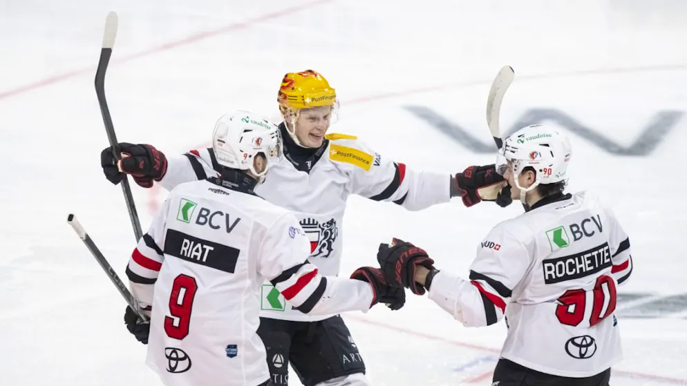 Die ZSC Lions siegen doch auch unter Marco Bayer - Gallery. Damien Riat eröffnet das Skore für Lausanne in Lugano