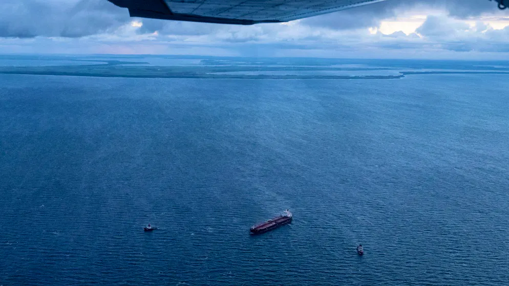 Heavy storm over the Baltic Sea. Additional ships on their way to the stricken oil tanker
